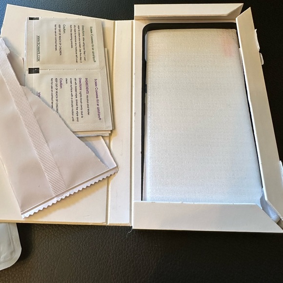 2 iPhone cases and screen protectors for iPhone XR - Picture 4 of 5